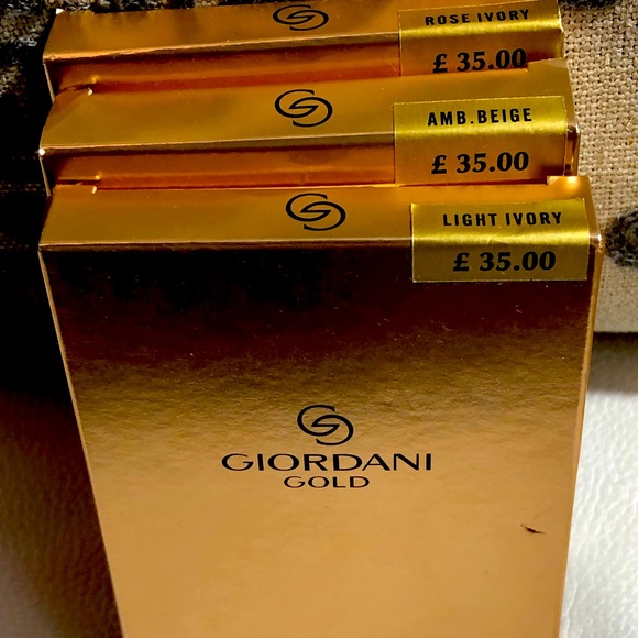 Giordani gold age defying compact foundation SPF 15 - Picture 1 of 2